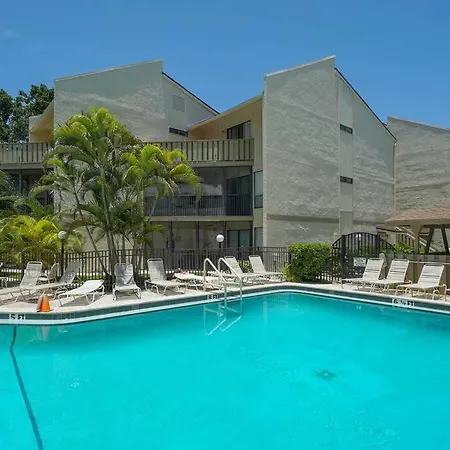 Heated Pool-Short Walk To Beach, Free Trolley Around Siesta Key!